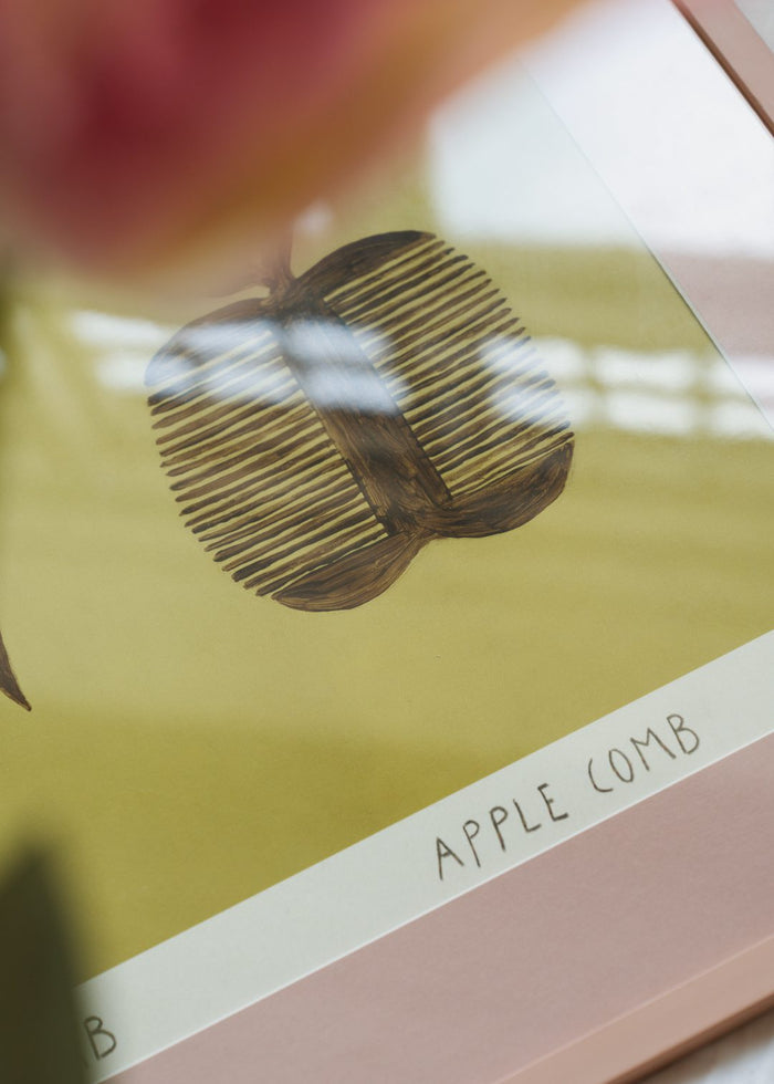 Horse and Apple Comb by Isabelle Vandeplassche